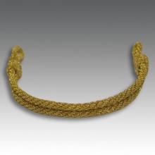 Einfarbige Metallmützenkordel<br>aus 4-teiliger Gimpelkordel geperlt gedreht<br>mit 4 handgestochenen Schiebern,<br>- ziehbar<br>- goldfarbiger inox. Draht<br>- 6mm Durchmesser<br>- 32 cm lang<br>