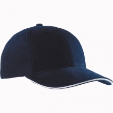 - 6 Panal Cap <br>- Super heavy brushed Cotton<br>- 100% Baumwolle<br>- Metall-Clipverschluss in Messing mit gestickter Öse<br>- 6 gestickte Luftlöcher<br>- 6 Ziernähte am Schild<br>- Gefüttertes Satinschweißband<br>- Laminierte Frontpanels<br>- Sandwich Cap<br>- zahlreiche Farbvarianten<br>